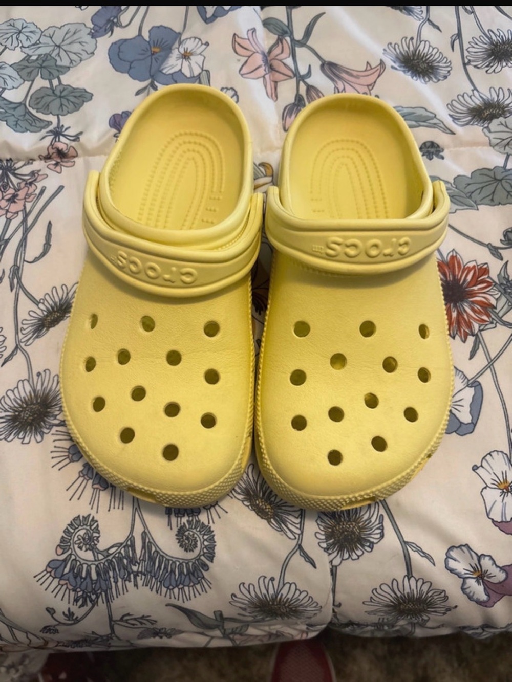 CROCS Classic Sandal in Pale Yellow